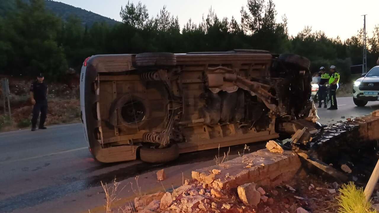 Muğla'da Kontrolden Çıkan Ticari Araç Duvara Çarptı: Alkollü Sürücü Gözaltına Alındı 1